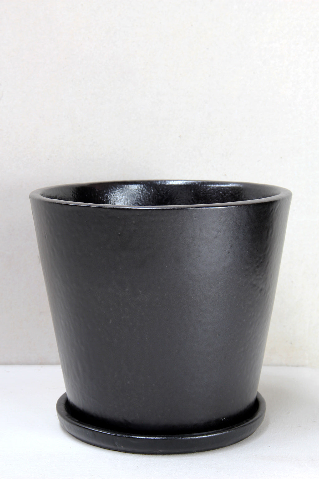 M-Series Cover Pot with Saucer - Matte Black