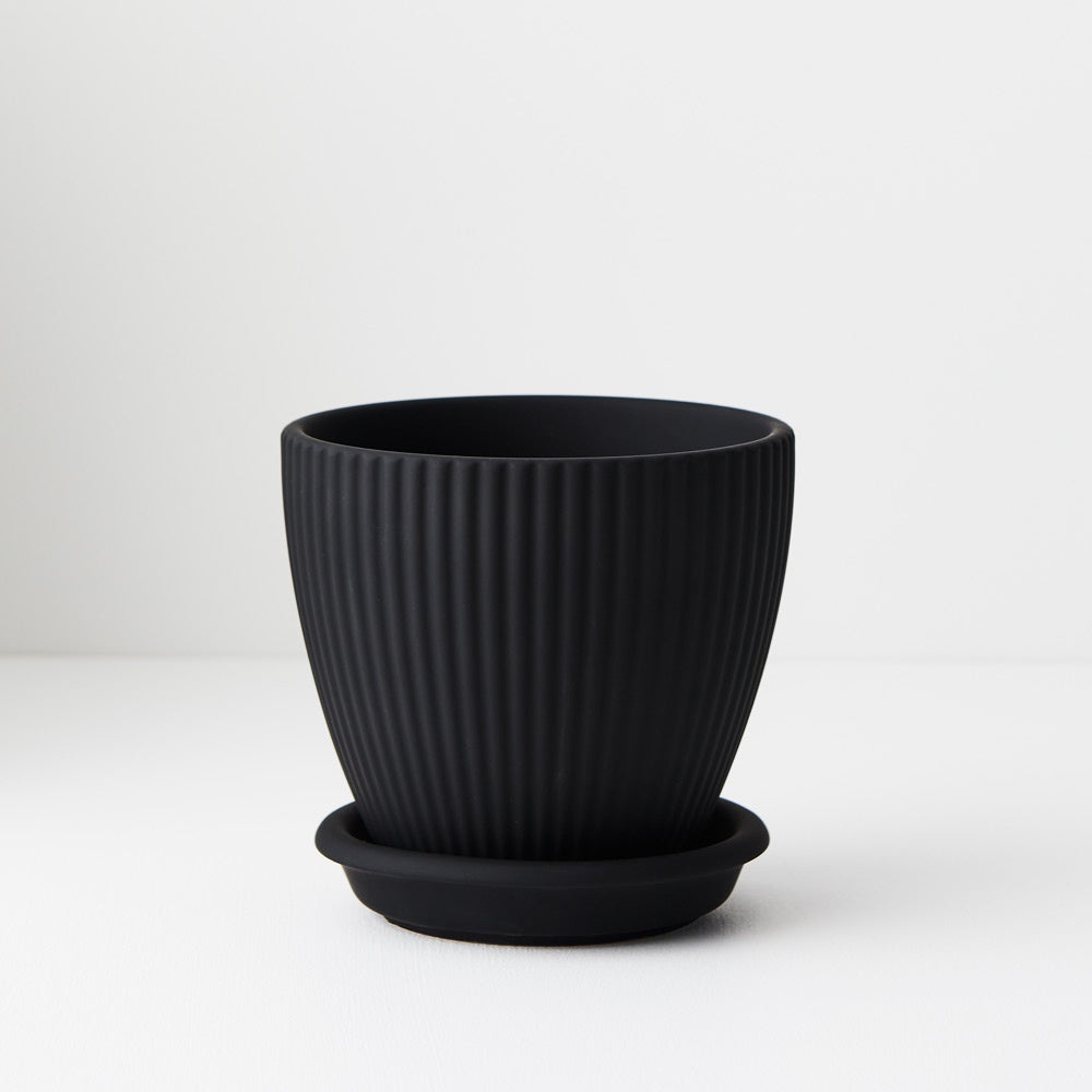 Pot Johanna with Saucer Black